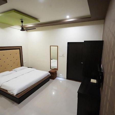 Hotel Ravi Residency Nadiad Экстерьер фото