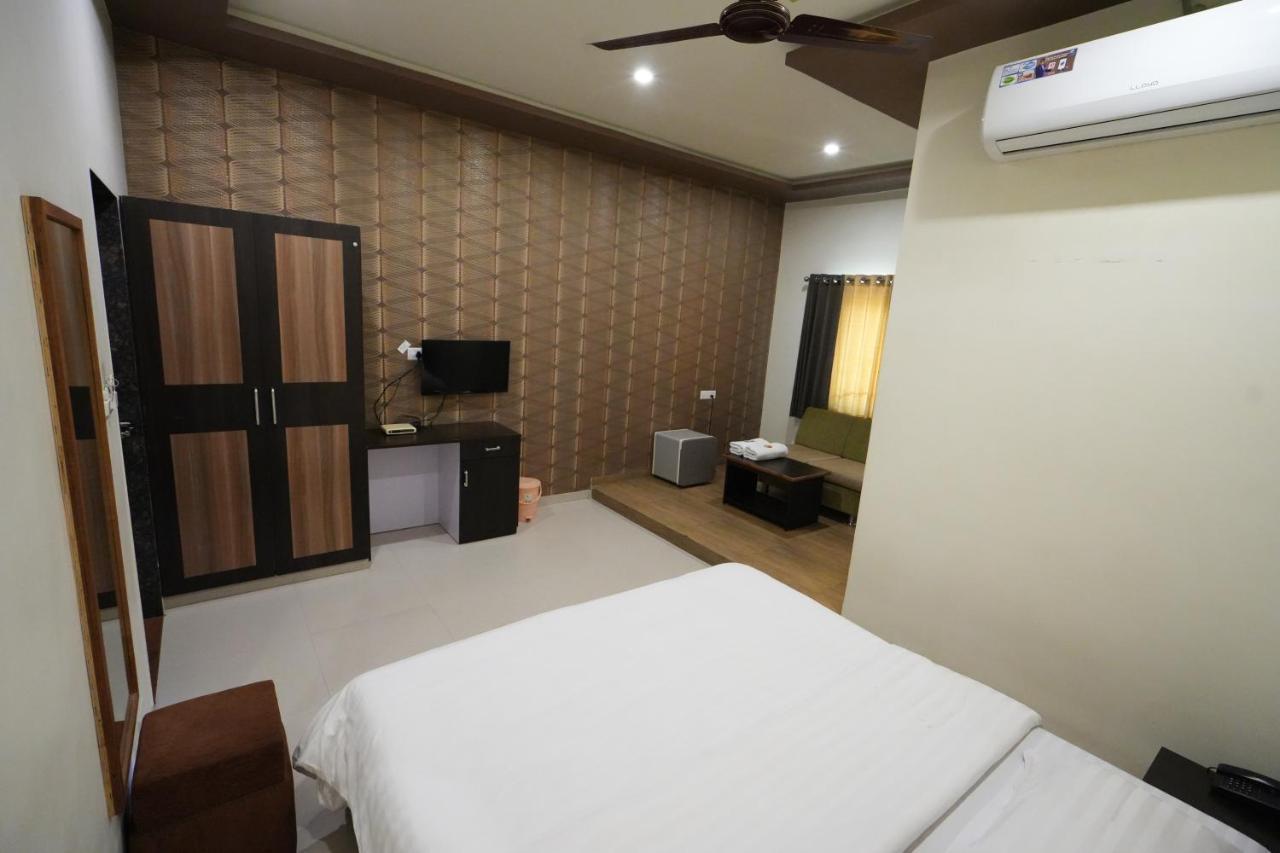 Hotel Ravi Residency Nadiad Экстерьер фото