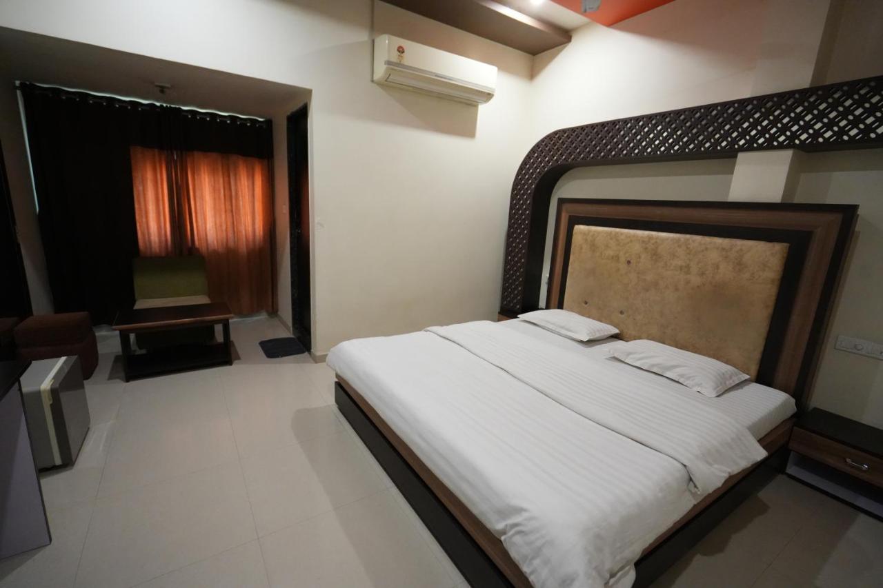 Hotel Ravi Residency Nadiad Экстерьер фото