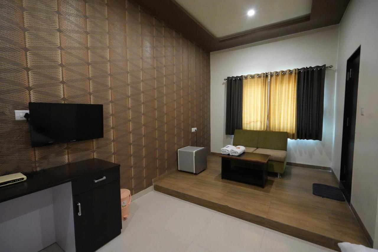 Hotel Ravi Residency Nadiad Экстерьер фото
