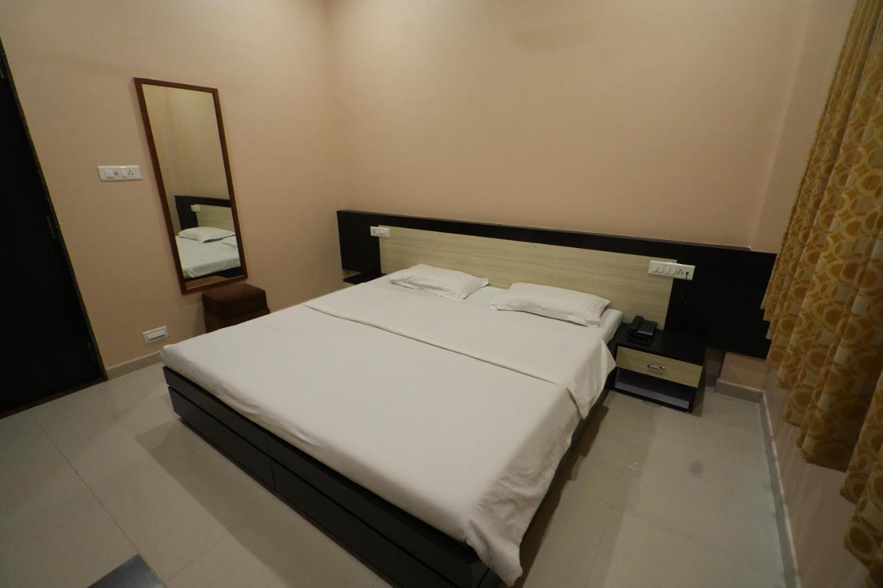 Hotel Ravi Residency Nadiad Экстерьер фото