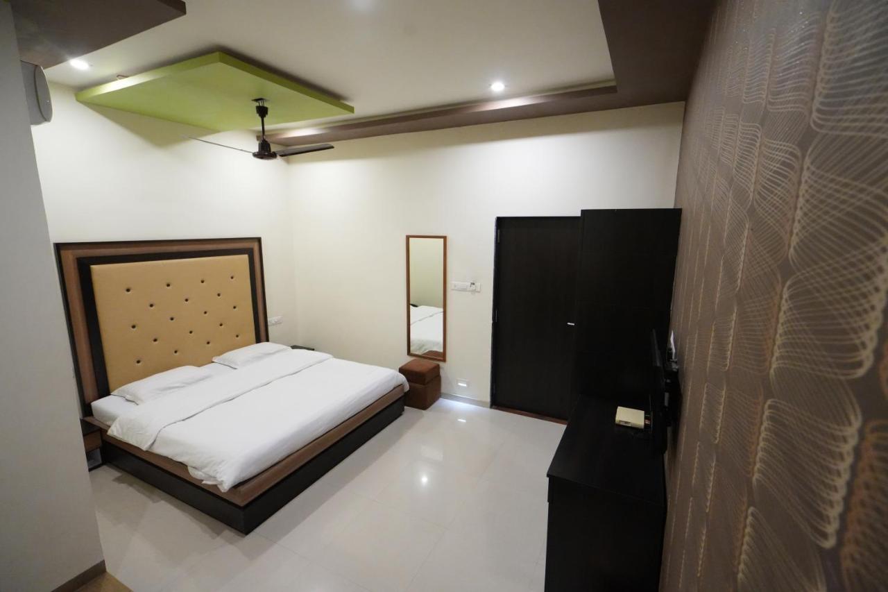Hotel Ravi Residency Nadiad Экстерьер фото
