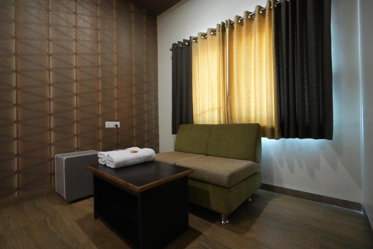 Hotel Ravi Residency Nadiad Экстерьер фото