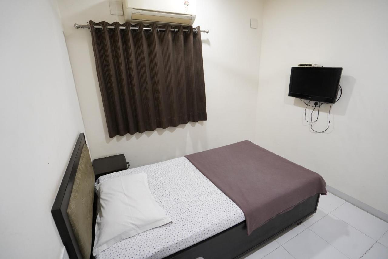 Hotel Ravi Residency Nadiad Экстерьер фото