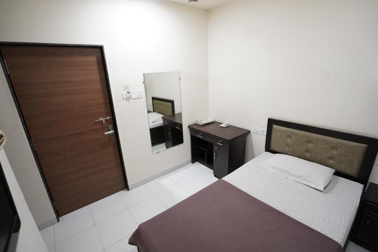 Hotel Ravi Residency Nadiad Экстерьер фото