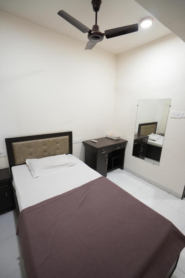Hotel Ravi Residency Nadiad Экстерьер фото